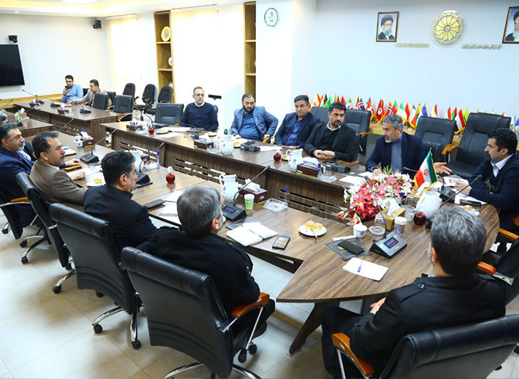 این نشست به ریاست مهندس بخشنده و باحضور آقایان خلیل خواه مدیر کل اقتصاد ودارایی استان قزوین،بارگاهی مدیر کل دفتر سرمایه گذاری و اشتغال  استانداری قزوین،عمیدی رئیس دفتر نمایندگی وزارت امورخارجه دراستان ،صفاری مدیرعامل شرکت شهرکهای صنعتی استان،جباری عضو هیات نمایندگان اتاق قزوین ،خورگامی مدیر عامل شرکت نمایشگاه های بین المللی ،برزگرمعاون توسعه تجارت سازمان صمت استان،رحیم زاده دبیر اجرایی پارلمان بخش خصوصی و کارشناسان همراه درسالن اجتماعات اتاق بازرگانی قزوین برگزار شد.عکس کمکی شماره1