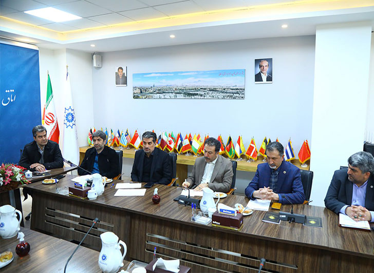 این نشست به ریاست مهندس بخشنده و باحضور آقایان خلیل خواه مدیر کل اقتصاد ودارایی استان قزوین،بارگاهی مدیر کل دفتر سرمایه گذاری و اشتغال  استانداری قزوین،عمیدی رئیس دفتر نمایندگی وزارت امورخارجه دراستان ،صفاری مدیرعامل شرکت شهرکهای صنعتی استان،جباری عضو هیات نمایندگان اتاق قزوین ،خورگامی مدیر عامل شرکت نمایشگاه های بین المللی ،برزگرمعاون توسعه تجارت سازمان صمت استان،رحیم زاده دبیر اجرایی پارلمان بخش خصوصی و کارشناسان همراه درسالن اجتماعات اتاق بازرگانی قزوین برگزار شد.عکس کمکی شماره2