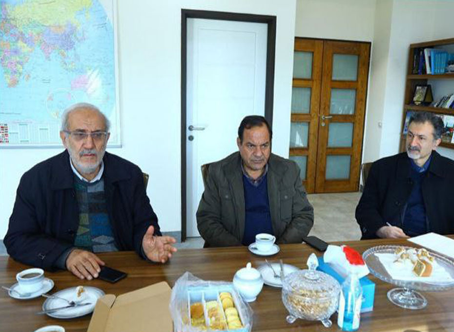 صبح امروز ،جلسه فوری بررسی قطع گاز صنایع تولیدی  استان قزوین به ریاست مهندس بخشنده و باحضور آقایان آزادمنش عضوهیات رئیسه اتاق ،میرزاعباسی معاون  صنایع  سازمان صمت استان ،زارع نژاد و معابی ازفعالان اقتصادی استان و رحیم زاده دبیر اجرایی اتاق قزوین تشکیل شد.عکس کمکی شماره1