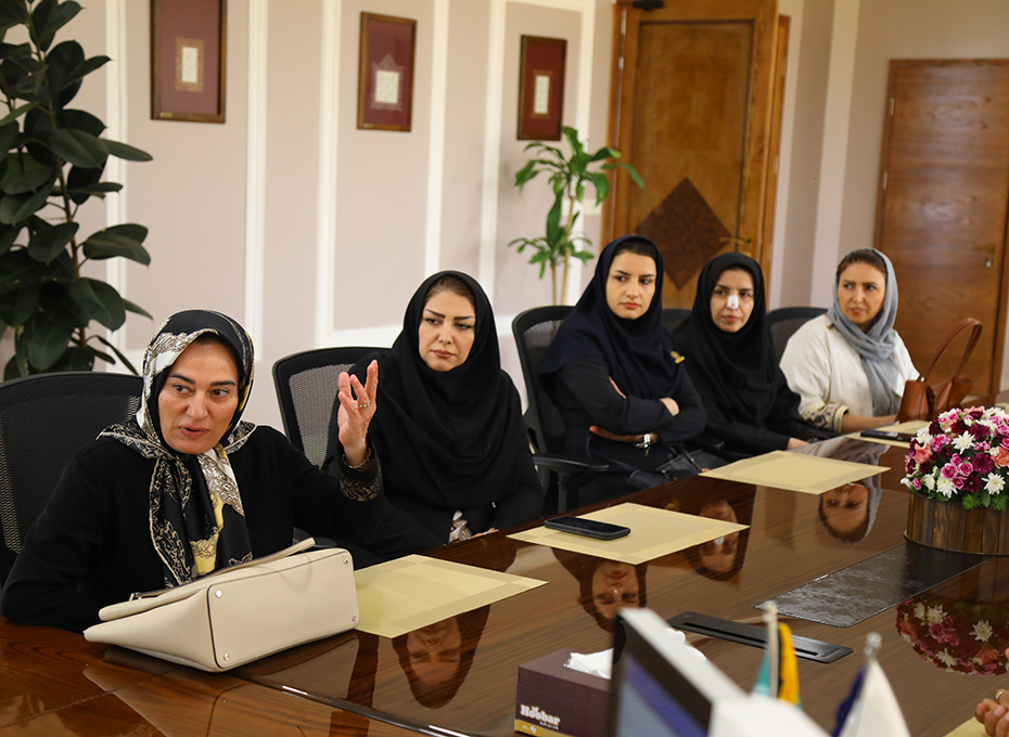 ظهرامروز خانم دکترسیده فاطمه مقیمی رئیس اتاق مشترک ایران وگرجستان واعضای  هیات رئیسه کانون زنان بازرگان استان بامهندس عبدیان رئیس اتاق بازرگانی قزوین دیدار و گفت وگو کردند.عکس کمکی شماره2