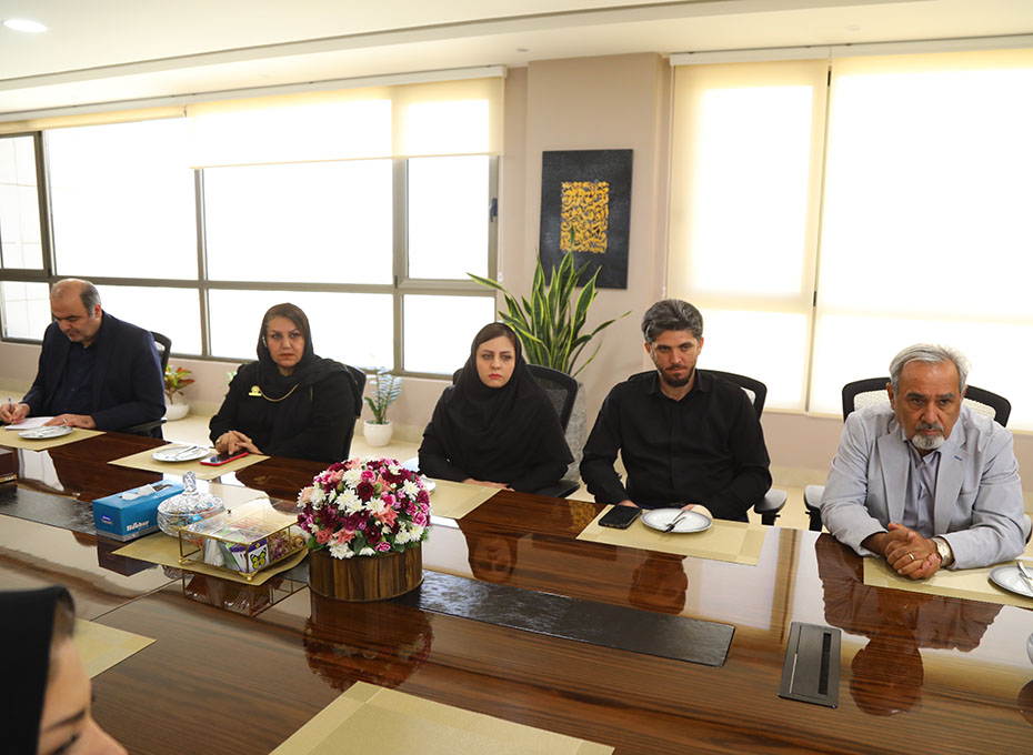 ظهرامروز خانم دکترسیده فاطمه مقیمی رئیس اتاق مشترک ایران وگرجستان واعضای  هیات رئیسه کانون زنان بازرگان استان بامهندس عبدیان رئیس اتاق بازرگانی قزوین دیدار و گفت وگو کردند.عکس کمکی شماره3