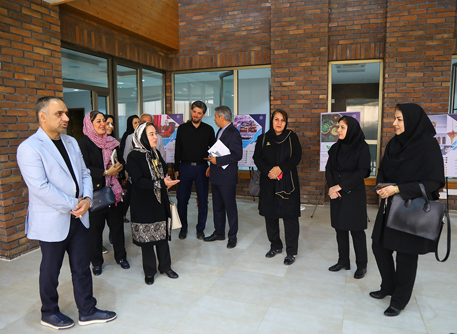 ظهرامروز پنجشنبه دوازدهم مردادماه  طی مراسمی باحضور آقای مهندس عبدیان ریاست اتاق بازرگانی قزوین ،خانم دکترمقیمی رئیس کانون ملی  زنان بازرگان ایران،پازوکی خزانه داراتاق ،احمدی معاون اجرایی ومشاورریاست اتاق، برومند دبیر اجرایی پارلمان بخش خصوصی استان ،غفوری رئیس کانون زنان بازرگان استان،عمیدی رئیس نمایندگی وزارت امورخارجه دراستان وجمعی ازاعضای هیات رئیسه کانون زنان بازرگان استان ،دفتراتاق فکربانوان کارآفرین وفعال اقتصادی استان رسما" افتتاح شد.عکس کمکی شماره1