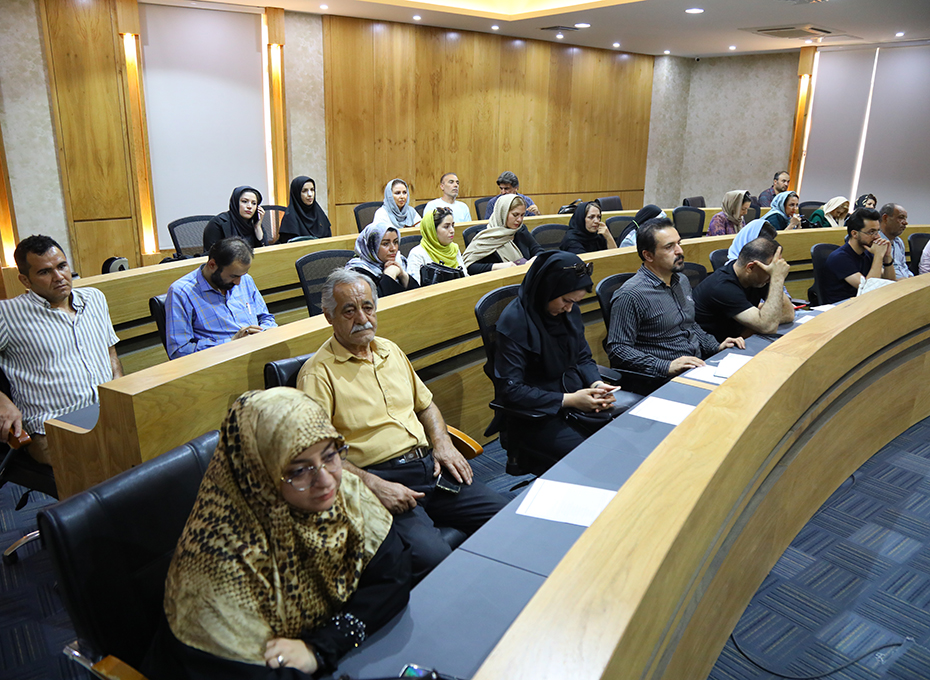 ظهرامروز پنجشنبه 12مردادماه باوجودگرمای کم سابقه هوای استان وکشور، بیش از90تن ازعلاقه مندان به فعالیت های اقتصادی ازدوره آموزشی حضوری « ورود به بازار اروپا باتمرکز برکشور گرجستان»استقبال کردند.عکس کمکی شماره1