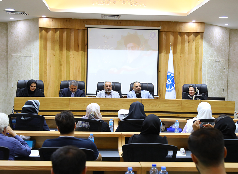 ظهرامروز پنجشنبه 12مردادماه باوجودگرمای کم سابقه هوای استان وکشور، بیش از90تن ازعلاقه مندان به فعالیت های اقتصادی ازدوره آموزشی حضوری « ورود به بازار اروپا باتمرکز برکشور گرجستان»استقبال کردند.عکس کمکی شماره3