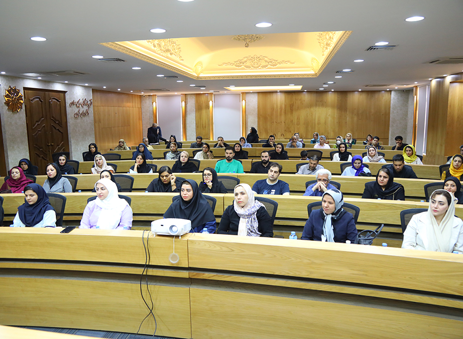 ظهرامروز پنجشنبه 12مردادماه باوجودگرمای کم سابقه هوای استان وکشور، بیش از90تن ازعلاقه مندان به فعالیت های اقتصادی ازدوره آموزشی حضوری « ورود به بازار اروپا باتمرکز برکشور گرجستان»استقبال کردند.عکس کمکی شماره4