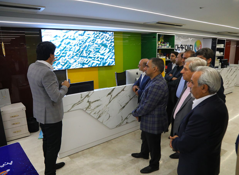 صبح امروز شنبه 14مردادماه ، یک هیات بزرگ ازمدیران بخش خصوصی و دستگاه های اجرایی استان قزوین ازفعالیتهای آژانس تبلغاتی ایران نوین به عنوان یکی ازکانونهای تبلیغاتی پیشرو درامورصنعتی کشور بازدید کردند.عکس کمکی شماره3