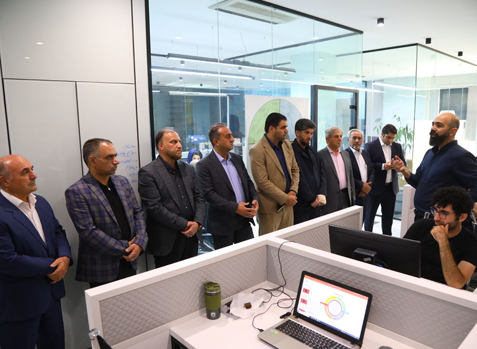 صبح امروز شنبه 14مردادماه ، یک هیات بزرگ ازمدیران بخش خصوصی و دستگاه های اجرایی استان قزوین ازفعالیتهای آژانس تبلغاتی ایران نوین به عنوان یکی ازکانونهای تبلیغاتی پیشرو درامورصنعتی کشور بازدید کردند.عکس کمکی شماره4