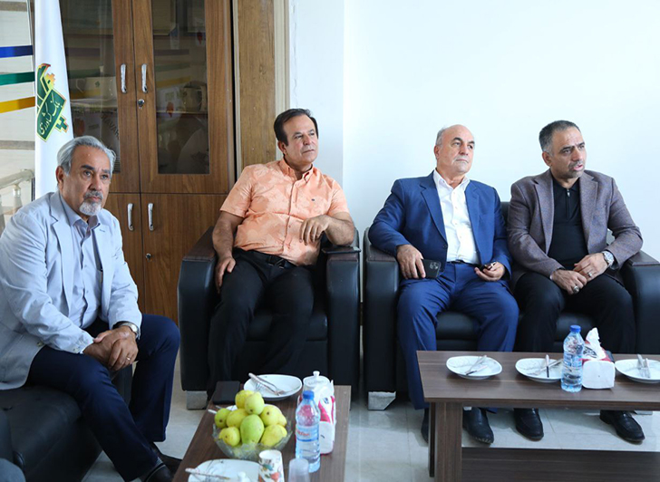 بر اساس برنامه هفتگی بازدیدهای اتاق بازرگانی قزوین، اولین بازدید مربوط به کمیسیون کشاورزی بود که طبق  آن،  عصر یکشنبه 15مردادماه سال جاری، بازدید کمیسیون کشاورزی و صنایع تبدیلی اتاق قزوین با حضور آقایان  مهندس عبدیان ریاست اتاق قزوین، پازوکی خزانه دار اتاق قزوین، پوراسمعیل رئیس کمیسیون  کشاورزی و نجفیان مدیرعامل شرکت شمس آذر قزوین و جمعی از کارشناسان کمیسیون های تخصصی اتاق قزوین از پایانه صادراتی پناه آباد شهرستان تاکستان و ولی آباد شهرستان بوئین زهرا انجام شد.عکس کمکی شماره3