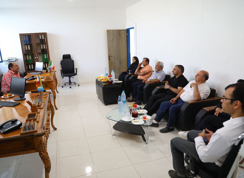 در ادامه بازدید های هفتگی اتاق قزوین،سپس از پایانه صادراتی ولی آباد بوئین زهرا که در راستای ایجاد یک مرکز خرید و فروش و صادرات محصولات کشاورزی در حال راه اندازی است، بازدید به عمل آمد. این مرکز شامل مرکز سورت و بسته بندی، سردخانه، مرکز معاملات، سوئیت های اقامت موقت، شهرک گلخانه ای 17 هکتاری است  که به دلایل مختلفی همچون ضمانت نامه های بانکی، تسهیلات و مشکلات مربوط به بازاریابی صادرات محصولات کشاورزی به طور کامل به بهره برداری نرسیده استعکس کمکی شماره1