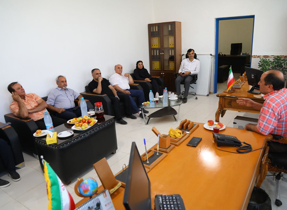 در ادامه بازدید های هفتگی اتاق قزوین،سپس از پایانه صادراتی ولی آباد بوئین زهرا که در راستای ایجاد یک مرکز خرید و فروش و صادرات محصولات کشاورزی در حال راه اندازی است، بازدید به عمل آمد. این مرکز شامل مرکز سورت و بسته بندی، سردخانه، مرکز معاملات، سوئیت های اقامت موقت، شهرک گلخانه ای 17 هکتاری است  که به دلایل مختلفی همچون ضمانت نامه های بانکی، تسهیلات و مشکلات مربوط به بازاریابی صادرات محصولات کشاورزی به طور کامل به بهره برداری نرسیده استعکس کمکی شماره2