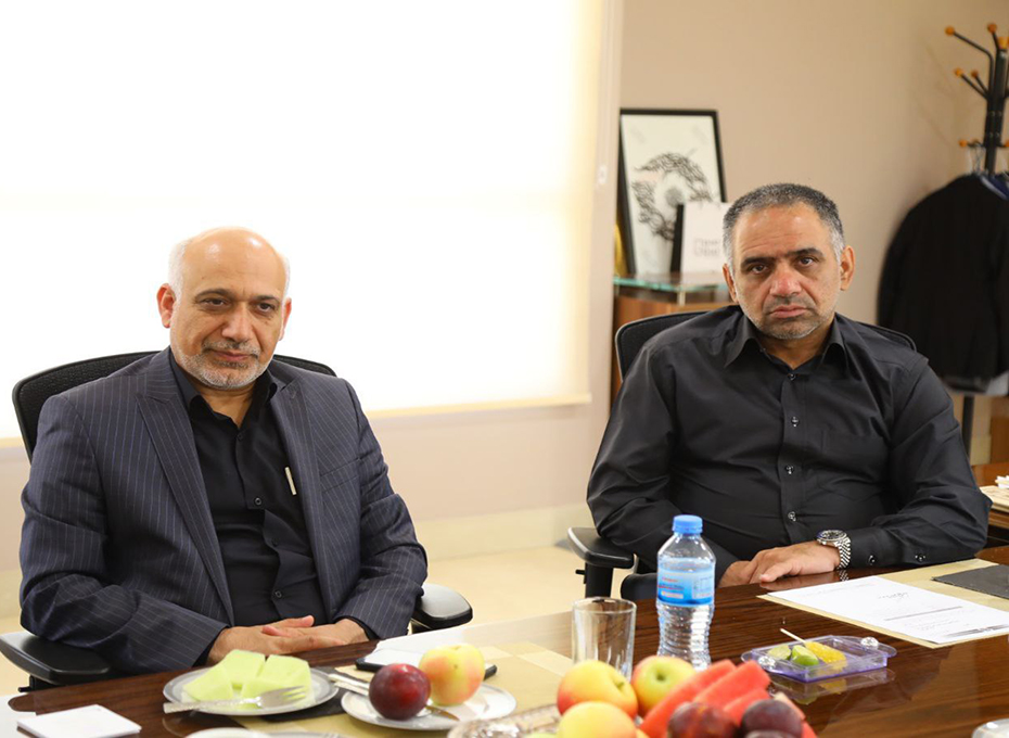 ظهر امروز درادامه نشست هیات رئیسه پارلمان بخش خصوصی استان قزوین،جلسه مشترکی باحضورمدیر کل امورمالیاتی استان ومعاون حسابررسی مالیاتی اشخاص حقوقی این اداره کل برگزارشد. عکس کمکی شماره1