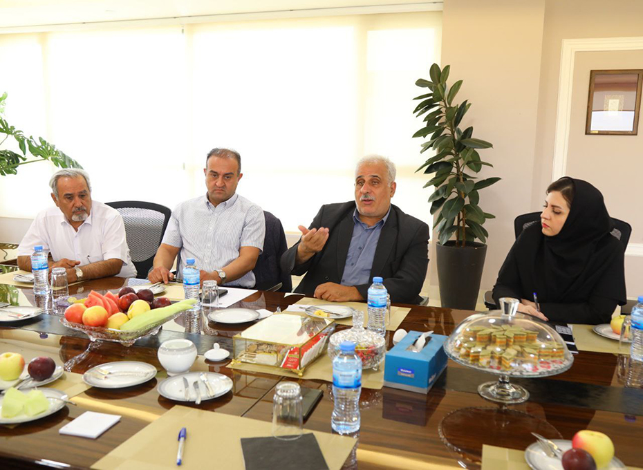 ظهر امروز درادامه نشست هیات رئیسه پارلمان بخش خصوصی استان قزوین،جلسه مشترکی باحضورمدیر کل امورمالیاتی استان ومعاون حسابررسی مالیاتی اشخاص حقوقی این اداره کل برگزارشد. عکس کمکی شماره3