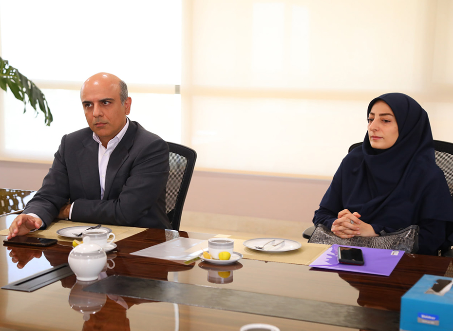 ظهرسه شنبه هفدهم مردادماه باحضوررئیس دانشگاه جامع علمی کاربردی استان قزوین دردفترریاست پارلمان بخش خصوصی استان ،تفاهم نامه مشترک پیرامون همکار های متقابل فی مابین به امضا رسید.عکس کمکی شماره1