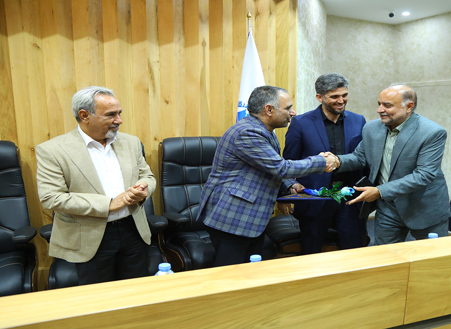 عصرچهارشنبه 18مردادماه،به مناسبت روز خبرنگار،سالن وکیل التجار(طبقه هشتم)اتاق بازرگانی،صنایع،معادن وکشاورزی قزوین میزبان بیش از50تن ازخبرنگاران،گزارشگران ،نویسندگان مطبوعاتی ،نمایندگان خبرگزاری ها وروزنامه های سراسری و صداوسیمابود.عکس کمکی شماره1