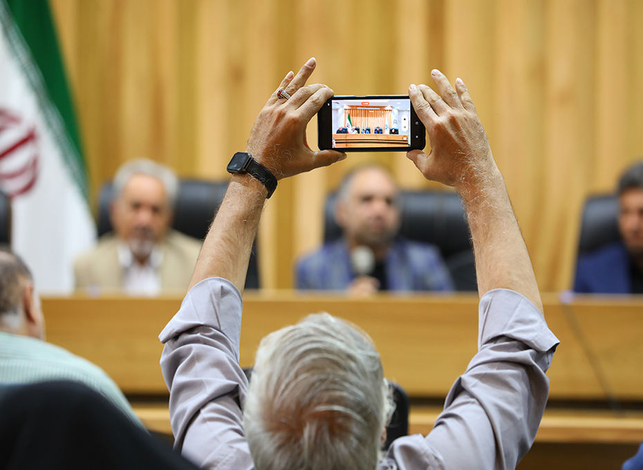 عصرچهارشنبه 18مردادماه،نشست خبری ریاست و مدیران اتاق بازرگانی قزوین برگزارشد. این نشست به ریاست آقای مهندس عبدیان و باحضورآقایان پازوکی عضوهیات رئیسه ، احمدی معاون اجرایی ومشاوررئیس،خانم برومنددبیراجرایی پارمان بخش خصوصی استان تشکیل شده وبه صورت شفاف به پرسشهای 2تن ازخبرنگاران حاضر درجلسه پاسخ داده شد.عکس کمکی شماره3