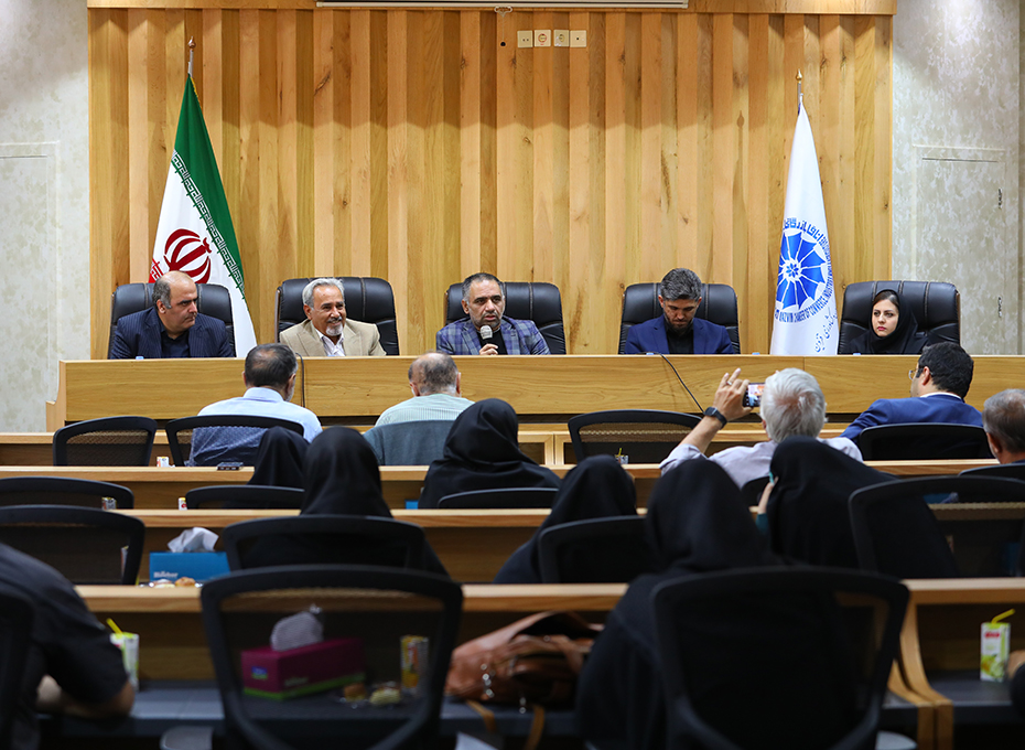 عصرچهارشنبه 18مردادماه،نشست خبری ریاست و مدیران اتاق بازرگانی قزوین برگزارشد. این نشست به ریاست آقای مهندس عبدیان و باحضورآقایان پازوکی عضوهیات رئیسه ، احمدی معاون اجرایی ومشاوررئیس،خانم برومنددبیراجرایی پارمان بخش خصوصی استان تشکیل شده وبه صورت شفاف به پرسشهای 2تن ازخبرنگاران حاضر درجلسه پاسخ داده شد.عکس کمکی شماره4