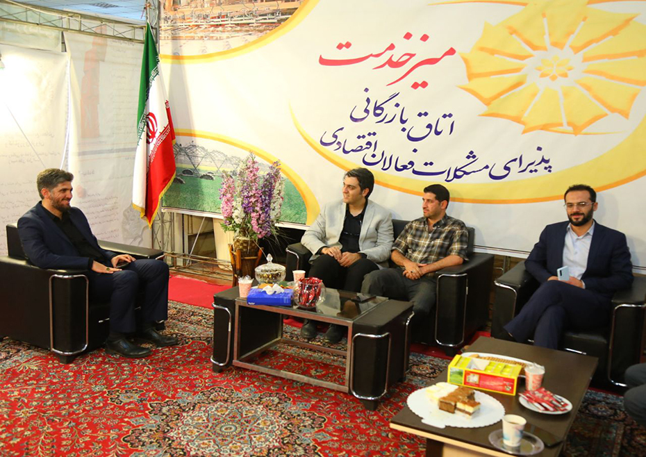 عصرسه شنبه 24مردادماه طی مراسمی باحضور آقایان دکتر رحمانی معاون اقتصادی استاندار،مهندس عبدیان رئیس اتاق بازرگانی قزوین، حاجی خانی رئیس سازمان همیاری شهرداری های استان، آهنگریان نائب رئیس و پازوکی عضو هیات رییسه اتاق قزوین، معدنی رئیس شورای هماهنگی بانکهای استان، زین آبادی و بارگاهی ازمدیران کل اقتصادی استانداری،احمدی معاون اجرایی ومشاور رئیس  اتاق قزوین اولین نمایشگاه تخصصی صنعت مالی استان قزوین(بانکداری،بورس،بیمه،رمز ارز)در محل دائمی نمایشگاه های بین المللی استان قزوین گشایش یافت .عکس کمکی شماره1