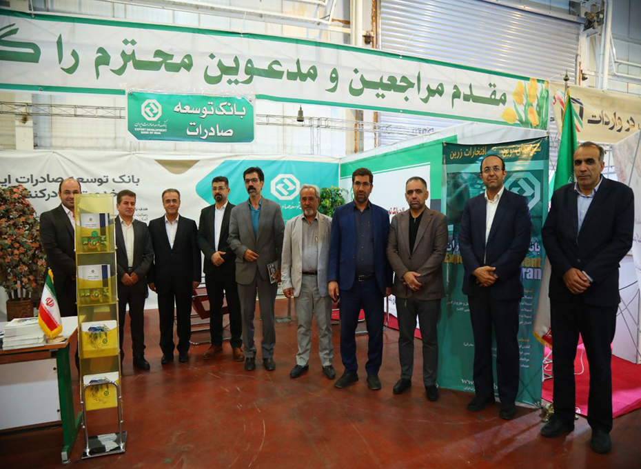 عصرسه شنبه 24مردادماه طی مراسمی باحضور آقایان دکتر رحمانی معاون اقتصادی استاندار،مهندس عبدیان رئیس اتاق بازرگانی قزوین، حاجی خانی رئیس سازمان همیاری شهرداری های استان، آهنگریان نائب رئیس و پازوکی عضو هیات رییسه اتاق قزوین، معدنی رئیس شورای هماهنگی بانکهای استان، زین آبادی و بارگاهی ازمدیران کل اقتصادی استانداری،احمدی معاون اجرایی ومشاور رئیس  اتاق قزوین اولین نمایشگاه تخصصی صنعت مالی استان قزوین(بانکداری،بورس،بیمه،رمز ارز)در محل دائمی نمایشگاه های بین المللی استان قزوین گشایش یافت .عکس کمکی شماره2