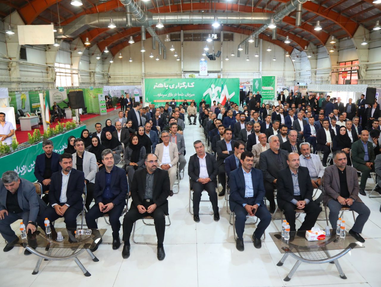 عصرسه شنبه 24مردادماه طی مراسمی باحضور آقایان دکتر رحمانی معاون اقتصادی استاندار،مهندس عبدیان رئیس اتاق بازرگانی قزوین، حاجی خانی رئیس سازمان همیاری شهرداری های استان، آهنگریان نائب رئیس و پازوکی عضو هیات رییسه اتاق قزوین، معدنی رئیس شورای هماهنگی بانکهای استان، زین آبادی و بارگاهی ازمدیران کل اقتصادی استانداری،احمدی معاون اجرایی ومشاور رئیس  اتاق قزوین اولین نمایشگاه تخصصی صنعت مالی استان قزوین(بانکداری،بورس،بیمه،رمز ارز)در محل دائمی نمایشگاه های بین المللی استان قزوین گشایش یافت .عکس کمکی شماره4