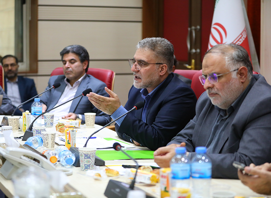 عصرپنجشنبه 27مردادماه باحضور آقایان دکترکوشش،تبار معاون هماهنگی اموراقتصادی و توسعه منطقه ای وزیر کشور،دکتراعلایی استاندارقزوین، مهندس عبدیان رئیس اتاق بازرگاني قزوین، دکترسیاهکالی نماینده  مردم قزوین در مجلس شورای اسلامی و مدیران ارشد اقتصادی استان ،نود ودومین جلسه شورای گفت و گوی استان تشکیل شد.عکس کمکی شماره2