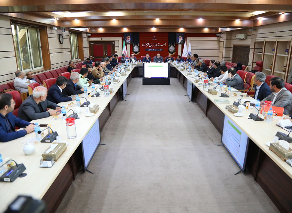 عصرپنجشنبه 27مردادماه باحضور آقایان دکترکوشش،تبار معاون هماهنگی اموراقتصادی و توسعه منطقه ای وزیر کشور،دکتراعلایی استاندارقزوین، مهندس عبدیان رئیس اتاق بازرگاني قزوین، دکترسیاهکالی نماینده  مردم قزوین در مجلس شورای اسلامی و مدیران ارشد اقتصادی استان ،نود ودومین جلسه شورای گفت و گوی استان تشکیل شد.عکس کمکی شماره3