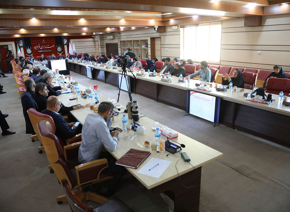 عصرپنجشنبه 27مردادماه باحضور آقایان دکترکوشش،تبار معاون هماهنگی اموراقتصادی و توسعه منطقه ای وزیر کشور،دکتراعلایی استاندارقزوین، مهندس عبدیان رئیس اتاق بازرگاني قزوین، دکترسیاهکالی نماینده  مردم قزوین در مجلس شورای اسلامی و مدیران ارشد اقتصادی استان ،نود ودومین جلسه شورای گفت و گوی استان تشکیل شد.عکس کمکی شماره4