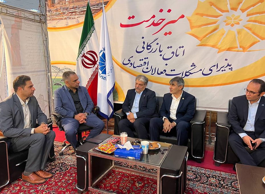  درچهارمین وآخرین شب نخستین نمایشگاه صنعت مالی استان قزوین(ویژه بانک،بیمه ،بورس و رمزاول) که درمحل دائمی نمایشگاه های بین المللی استان برپاشد،باحضورمهندس عبدیان رئیس اتاق بازرگانی،صنایع،معادن وکشاورزی قزوین درغرفه پارلمان بخش خصوصی استان،شماری ازمدیران اقتصادی استان با رئیس اتاق قزوین دیدار و گفت وگو کردند.عکس کمکی شماره1