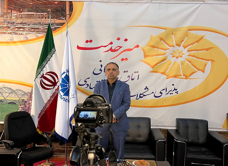  درچهارمین وآخرین شب نخستین نمایشگاه صنعت مالی استان قزوین(ویژه بانک،بیمه ،بورس و رمزاول) که درمحل دائمی نمایشگاه های بین المللی استان برپاشد،باحضورمهندس عبدیان رئیس اتاق بازرگانی،صنایع،معادن وکشاورزی قزوین درغرفه پارلمان بخش خصوصی استان،شماری ازمدیران اقتصادی استان با رئیس اتاق قزوین دیدار و گفت وگو کردند.عکس کمکی شماره2