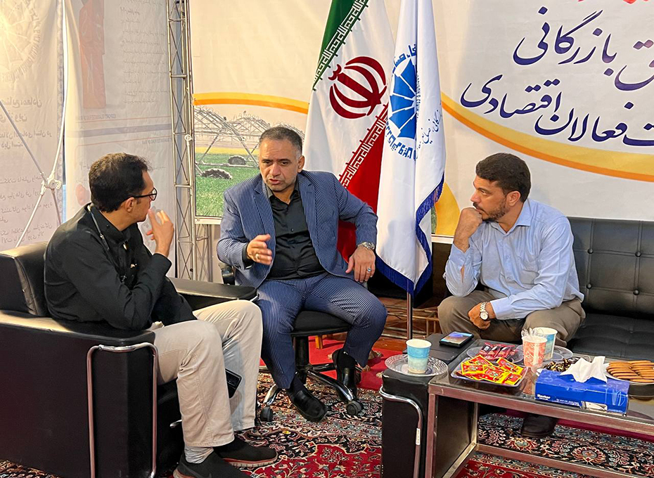  درچهارمین وآخرین شب نخستین نمایشگاه صنعت مالی استان قزوین(ویژه بانک،بیمه ،بورس و رمزاول) که درمحل دائمی نمایشگاه های بین المللی استان برپاشد،باحضورمهندس عبدیان رئیس اتاق بازرگانی،صنایع،معادن وکشاورزی قزوین درغرفه پارلمان بخش خصوصی استان،شماری ازمدیران اقتصادی استان با رئیس اتاق قزوین دیدار و گفت وگو کردند.عکس کمکی شماره3