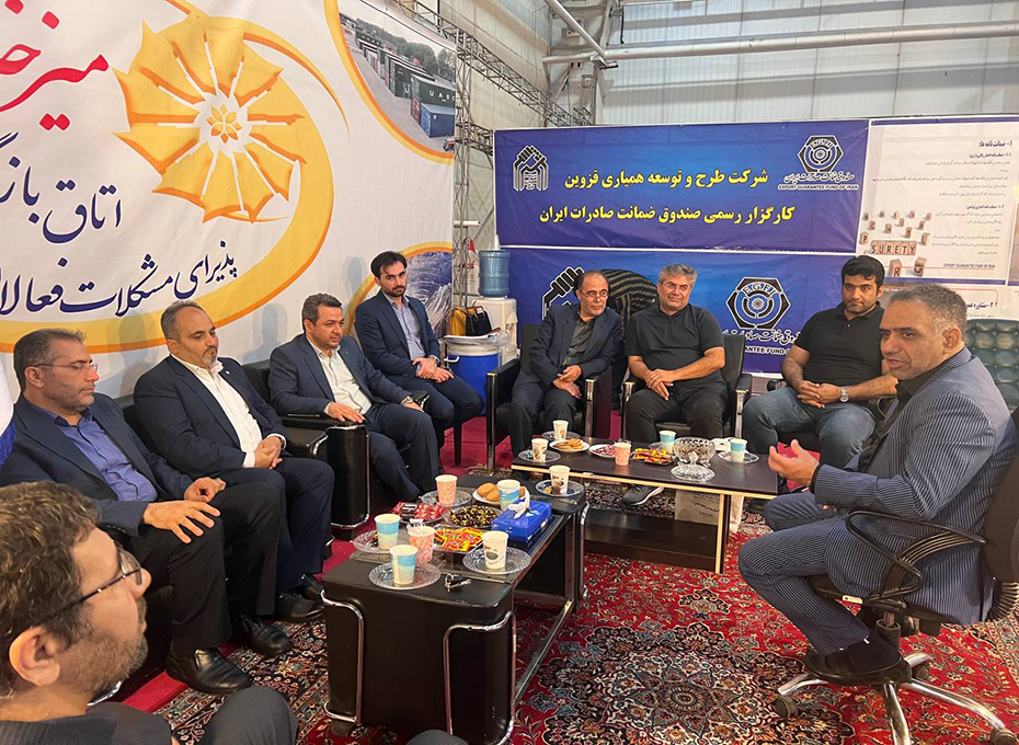  درچهارمین وآخرین شب نخستین نمایشگاه صنعت مالی استان قزوین(ویژه بانک،بیمه ،بورس و رمزاول) که درمحل دائمی نمایشگاه های بین المللی استان برپاشد،باحضورمهندس عبدیان رئیس اتاق بازرگانی،صنایع،معادن وکشاورزی قزوین درغرفه پارلمان بخش خصوصی استان،شماری ازمدیران اقتصادی استان با رئیس اتاق قزوین دیدار و گفت وگو کردند.عکس کمکی شماره4