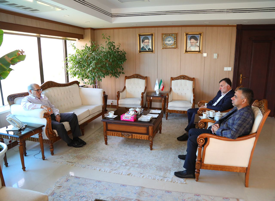 ظهردوشنبه 30مردادماه  آقایان مهندس عبدیان ریاست اتاق بازرگانی قزوین و دکتراله وردی ها عضوهیات نمایندگان و رئیس کمیسیون انرژی و مشتقات نفتی  بادکتر نجفی عرب رئیس اتاق تهران دیدار و گفت وگوکردند.عکس کمکی شماره1