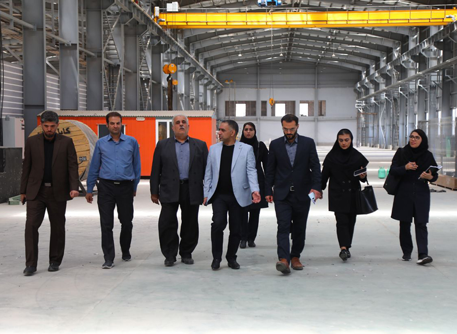 دردومین  برنامه ازبازدیدهای هفتگی ریاست اتاق بازرگانی قزوین ازمجموعه های تولیدی و صنعتی استان،صبح امروز آقای مهندس عبدیان رئیس پارلمان بخش خصوصی استان وآقایان مهندس آهنگریان نائب رئیس و دکتر احمدی معاون اجرایی و مشاوررئیس اتاق وهمچنین  دبیران کمیسیونهای تخصصی صنعت ومعدن،تجارت وگمرک و کسب وکارهای نوین ودانش بنیان ازشهرک صنعتی خرمدشت بازید کردند.عکس کمکی شماره1