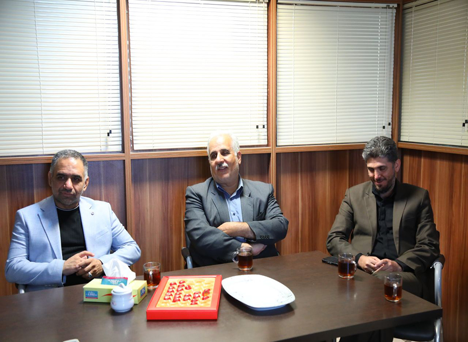 دردومین  برنامه ازبازدیدهای هفتگی ریاست اتاق بازرگانی قزوین ازمجموعه های تولیدی و صنعتی استان،صبح امروز آقای مهندس عبدیان رئیس پارلمان بخش خصوصی استان وآقایان مهندس آهنگریان نائب رئیس و دکتر احمدی معاون اجرایی و مشاوررئیس اتاق وهمچنین  دبیران کمیسیونهای تخصصی صنعت ومعدن،تجارت وگمرک و کسب وکارهای نوین ودانش بنیان ازشهرک صنعتی خرمدشت بازید کردند.عکس کمکی شماره2