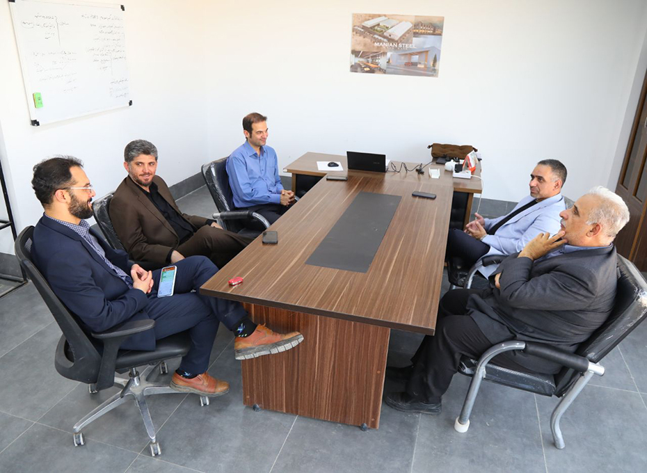 دردومین  برنامه ازبازدیدهای هفتگی ریاست اتاق بازرگانی قزوین ازمجموعه های تولیدی و صنعتی استان،صبح امروز آقای مهندس عبدیان رئیس پارلمان بخش خصوصی استان وآقایان مهندس آهنگریان نائب رئیس و دکتر احمدی معاون اجرایی و مشاوررئیس اتاق وهمچنین  دبیران کمیسیونهای تخصصی صنعت ومعدن،تجارت وگمرک و کسب وکارهای نوین ودانش بنیان ازشهرک صنعتی خرمدشت بازید کردند.عکس کمکی شماره3