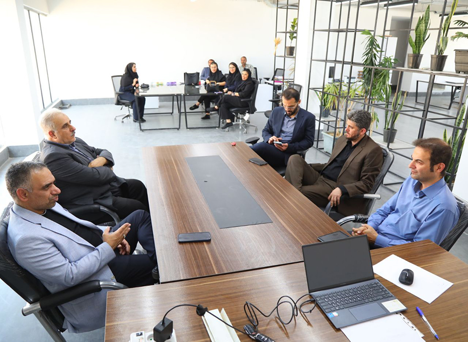 دردومین  برنامه ازبازدیدهای هفتگی ریاست اتاق بازرگانی قزوین ازمجموعه های تولیدی و صنعتی استان،صبح امروز آقای مهندس عبدیان رئیس پارلمان بخش خصوصی استان وآقایان مهندس آهنگریان نائب رئیس و دکتر احمدی معاون اجرایی و مشاوررئیس اتاق وهمچنین  دبیران کمیسیونهای تخصصی صنعت ومعدن،تجارت وگمرک و کسب وکارهای نوین ودانش بنیان ازشهرک صنعتی خرمدشت بازید کردند.عکس کمکی شماره4