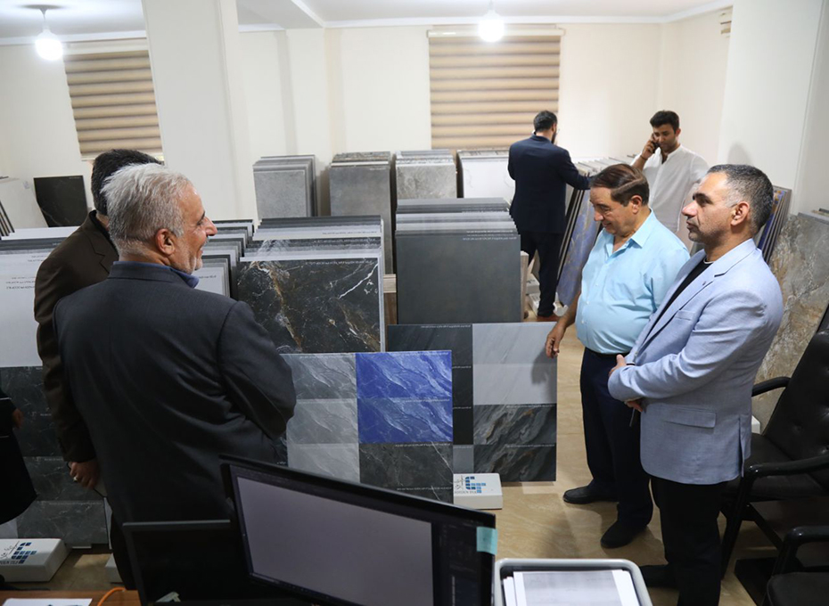 دردومین  برنامه ازبازدیدهای هفتگی ریاست اتاق بازرگانی قزوین ازمجموعه های تولیدی و صنعتی استان،صبح امروز آقای مهندس عبدیان رئیس پارلمان بخش خصوصی استان وآقایان مهندس آهنگریان نائب رئیس و دکتر احمدی معاون اجرایی و مشاوررئیس اتاق وهمچنین  دبیران کمیسیونهای تخصصی صنعت ومعدن،تجارت وگمرک و کسب وکارهای نوین ودانش بنیان ازشهرک صنعتی خرمدشت بازید کردند.