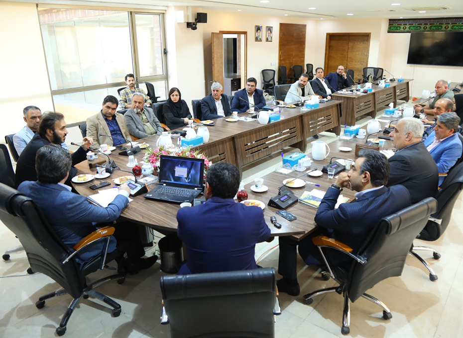 عصر روز سه شنبه سی و یکم مرداد ۱۴۰۲ پنجمین جلسه کمیسیون حقوقی و اقتصادی اتاق بازرگانی قزوین به ریاست دکتر امیرعادل طاهرخانی و با حضورآقایان مهندس عبدیان رئیس اتاق بازرگانی قزوین،دکترقاضی تقی پور رییس مجتمع  دادگاه های انقلاب وکیفری قزوین،آهنگریان نائب رئیس و پازوکی عضوهیات رئیسه پارلمان بخش خصوصی استان،محمدرضافاروقی رئیس کمیسیون گمرک اتاق ایران و مشاور کمیسیون حقوقی-اقتصادی اتاق قزوین،رمضانی معاون دادستانی قزوین،طاهری رئیس امور مالیاتی تاکستان،اعضای کمیسیون وکارشناسان نهادهای ذیربط اجرایی  و خانم برومند دبیر اجرایی اتاق بازرگانی قزوین  تشکیل شد.عکس کمکی شماره2