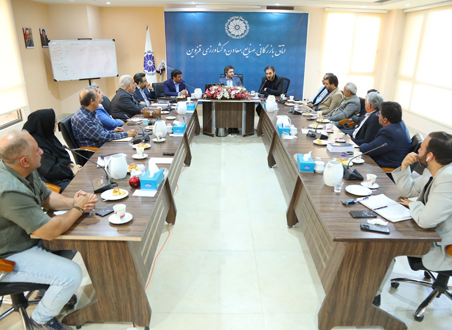 عصر روز سه شنبه سی و یکم مرداد ۱۴۰۲ پنجمین جلسه کمیسیون حقوقی و اقتصادی اتاق بازرگانی قزوین به ریاست دکتر امیرعادل طاهرخانی و با حضورآقایان مهندس عبدیان رئیس اتاق بازرگانی قزوین،دکترقاضی تقی پور رییس مجتمع  دادگاه های انقلاب وکیفری قزوین،آهنگریان نائب رئیس و پازوکی عضوهیات رئیسه پارلمان بخش خصوصی استان،محمدرضافاروقی رئیس کمیسیون گمرک اتاق ایران و مشاور کمیسیون حقوقی-اقتصادی اتاق قزوین،رمضانی معاون دادستانی قزوین،طاهری رئیس امور مالیاتی تاکستان،اعضای کمیسیون وکارشناسان نهادهای ذیربط اجرایی  و خانم برومند دبیر اجرایی اتاق بازرگانی قزوین  تشکیل شد.عکس کمکی شماره3