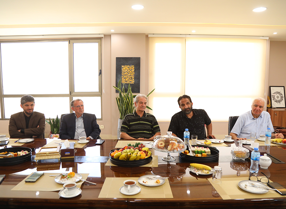 ظهرچهارشنبه اول شهریورماه، پرویز مظلومی اسطوره باشگاه فوتبال استقلال و تیم ملی به همراه تعدادی از پیشکسوتان باسابقه این باشگاه بامهندس مهدی عبدیان رئیس اتاق بازرگانی،صنایع ،معادن وکشاورزی قزوین وعضوسابق هیات مدیره باشگاه استقلال دیدارکردند.عکس کمکی شماره3