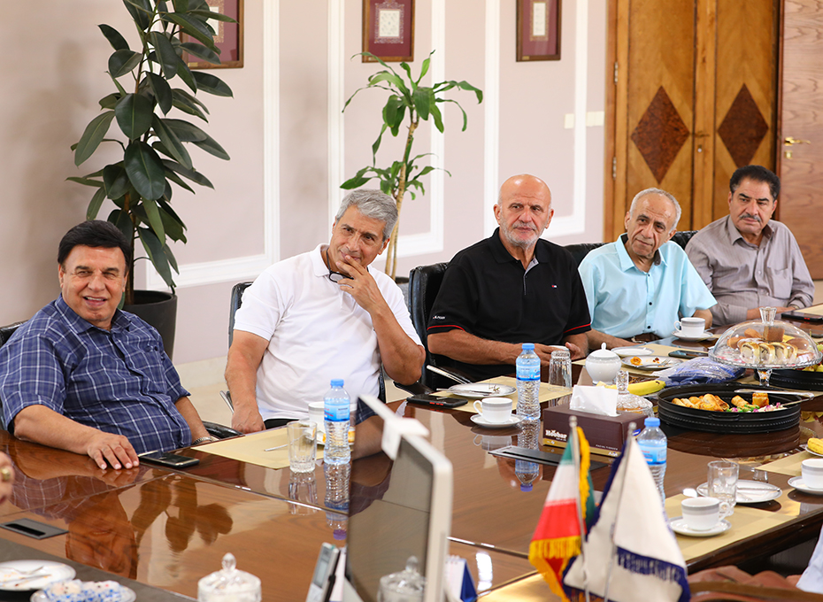 ظهرچهارشنبه اول شهریورماه، پرویز مظلومی اسطوره باشگاه فوتبال استقلال و تیم ملی به همراه تعدادی از پیشکسوتان باسابقه این باشگاه بامهندس مهدی عبدیان رئیس اتاق بازرگانی،صنایع ،معادن وکشاورزی قزوین وعضوسابق هیات مدیره باشگاه استقلال دیدارکردند.عکس کمکی شماره4