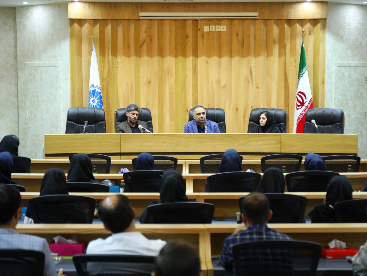 چهارمین دیدار ماهیانه جمعی پرسنل اتاق بازرگانی قزوین بامهندس عبدیان ریاست پارلمان بخش خصوصی استان  درسالن اجتماعات وکیل التجار(طبقه هشتم)برگزارشد.عکس کمکی شماره2