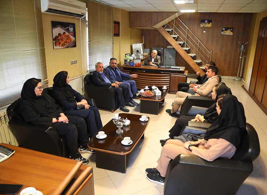 صبح امروز درسومین برنامه هفتگی بازدیدهای رئیس و مدیران اتاق بازرگانی قزوین ازواحدهای تولیدی،پایانه های صادراتی و مجتمع های صنعتی استان،مهندس عبدیان رئیس اتاق بازرگانی قزوین ازمجتمع تولیدی شمس آذر قزوین بازدید کرد. عکس کمکی شماره1