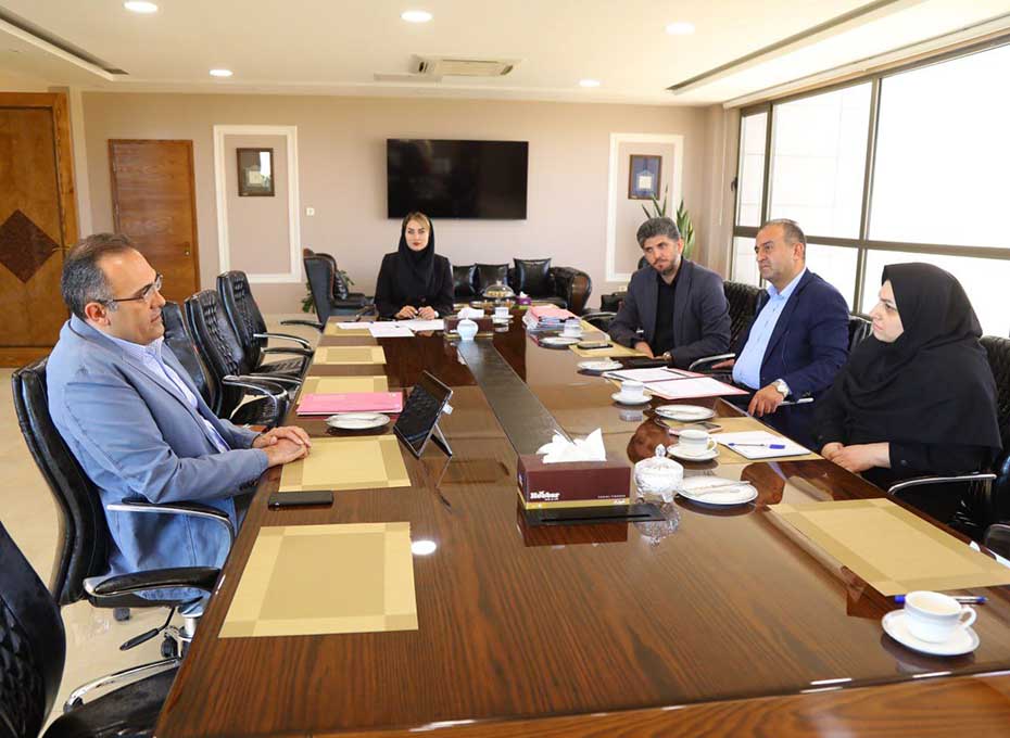 روز شنبه هجدهم شهریورماه،جلسه تخصصی کمیسیون صدور کارت بازرگانی پارلمان بخش خصوصی استان   به ریاست آقای مهندس عبدیان رئیس اتاق بازرگانی قزوین و با حضور آقایان بصیری نائب رئیس و احمدی معاون اجرایی و مشاوررئیس اتاق و کارشناسان سازمان صمت استان وواحدصدور کارت اتاق قزوین برگزارشد.عکس کمکی شماره1