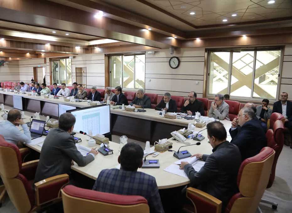  رئیس اتاق بازرگانی استان قزوین گفت: در کنار موانع و مشکلات متعدد در بخش تولید امسال با کاهش 25 درصدی صادرات هم مواجه شده ایم که چالش ها را دوچندان کرده است.عکس کمکی شماره1