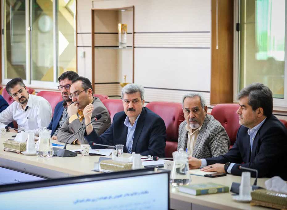  رئیس اتاق بازرگانی استان قزوین گفت: در کنار موانع و مشکلات متعدد در بخش تولید امسال با کاهش 25 درصدی صادرات هم مواجه شده ایم که چالش ها را دوچندان کرده است.عکس کمکی شماره3