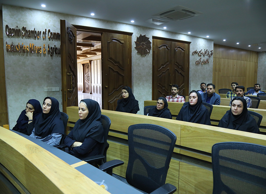 بعد از ظهر دوشنبه سوم مهرماه، پنجمین دیدار ماهیانه جمعی پرسنل اتاق بازرگانی قزوین بامهندس عبدیان ریاست پارلمان بخش خصوصی استان  درسالن اجتماعات وکیل التجار(طبقه هشتم)برگزارشد.عکس کمکی شماره2