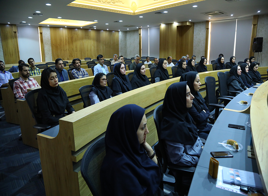 بعد از ظهر دوشنبه سوم مهرماه، پنجمین دیدار ماهیانه جمعی پرسنل اتاق بازرگانی قزوین بامهندس عبدیان ریاست پارلمان بخش خصوصی استان  درسالن اجتماعات وکیل التجار(طبقه هشتم)برگزارشد.عکس کمکی شماره3