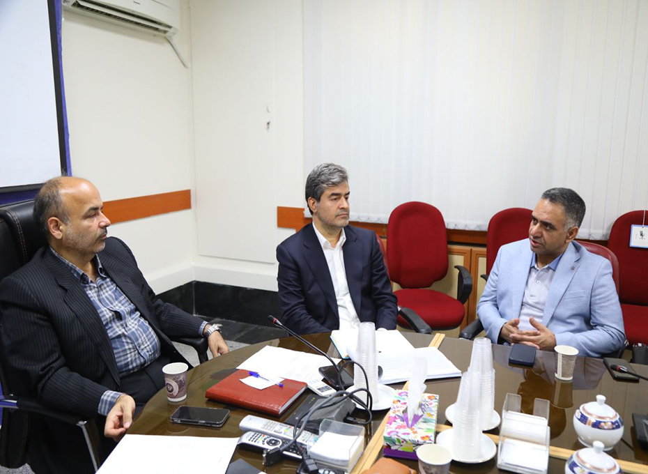 مهندس عبدیان رئیس اتاق بازرگانی قزوین:    هدف استراتژیک اتاق بازرگانی قزوین،جذب سرمایه گذار برای توانمندسازی واحدهای موجود تولیدی دراستان است          هماهنگی بین دستگاه های مرتبط وذیربط استان  به خروجی مناسب درزمینه ها ی اقتصادی  منجرمی شود