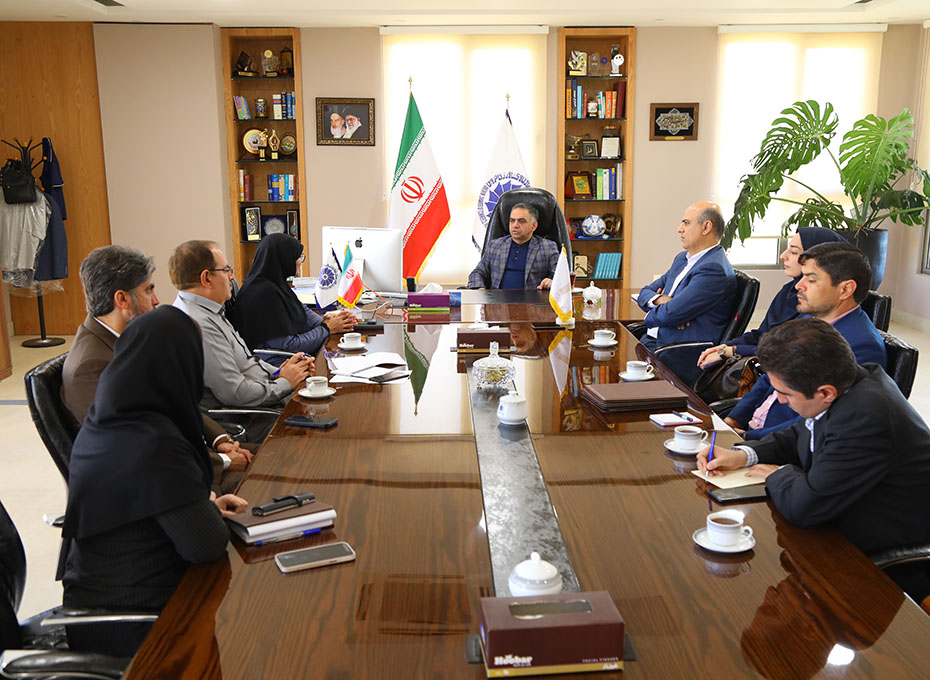 ظهرامروز شنبه پانزدهم مهرماه، ،طی جلسه ای دردفتر آقای مهندس عبدیان ریاست اتاق بازرگانی ،صنایع ،معادن وکشاورزی قزوین تفاهم نامه سه جانبه همکاری های مشترک میان اتاق بازرگانی قزوین،اداره کل محیط زیست استان و دانشگاه جامع علمی کاربردی به امضا رسید و اجرایی شد.عکس کمکی شماره1