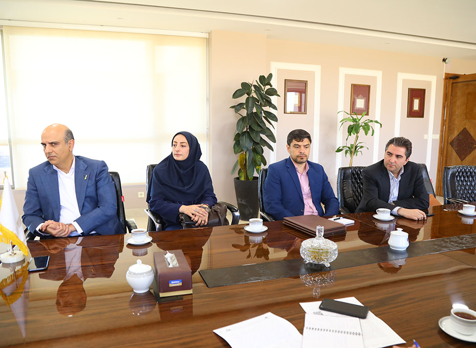 ظهرامروز شنبه پانزدهم مهرماه، ،طی جلسه ای دردفتر آقای مهندس عبدیان ریاست اتاق بازرگانی ،صنایع ،معادن وکشاورزی قزوین تفاهم نامه سه جانبه همکاری های مشترک میان اتاق بازرگانی قزوین،اداره کل محیط زیست استان و دانشگاه جامع علمی کاربردی به امضا رسید و اجرایی شد.عکس کمکی شماره2